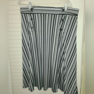 Black and white skirt WIth POCKETS!